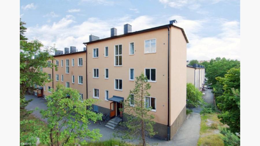 Huset sett uppifrån den soliga bergsknallen på baksidan